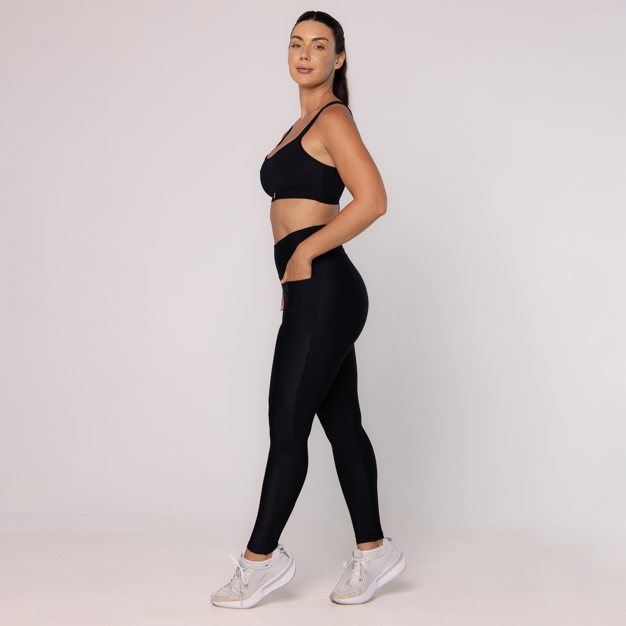 Legging com Recortes e Bolso Canelado - Preto