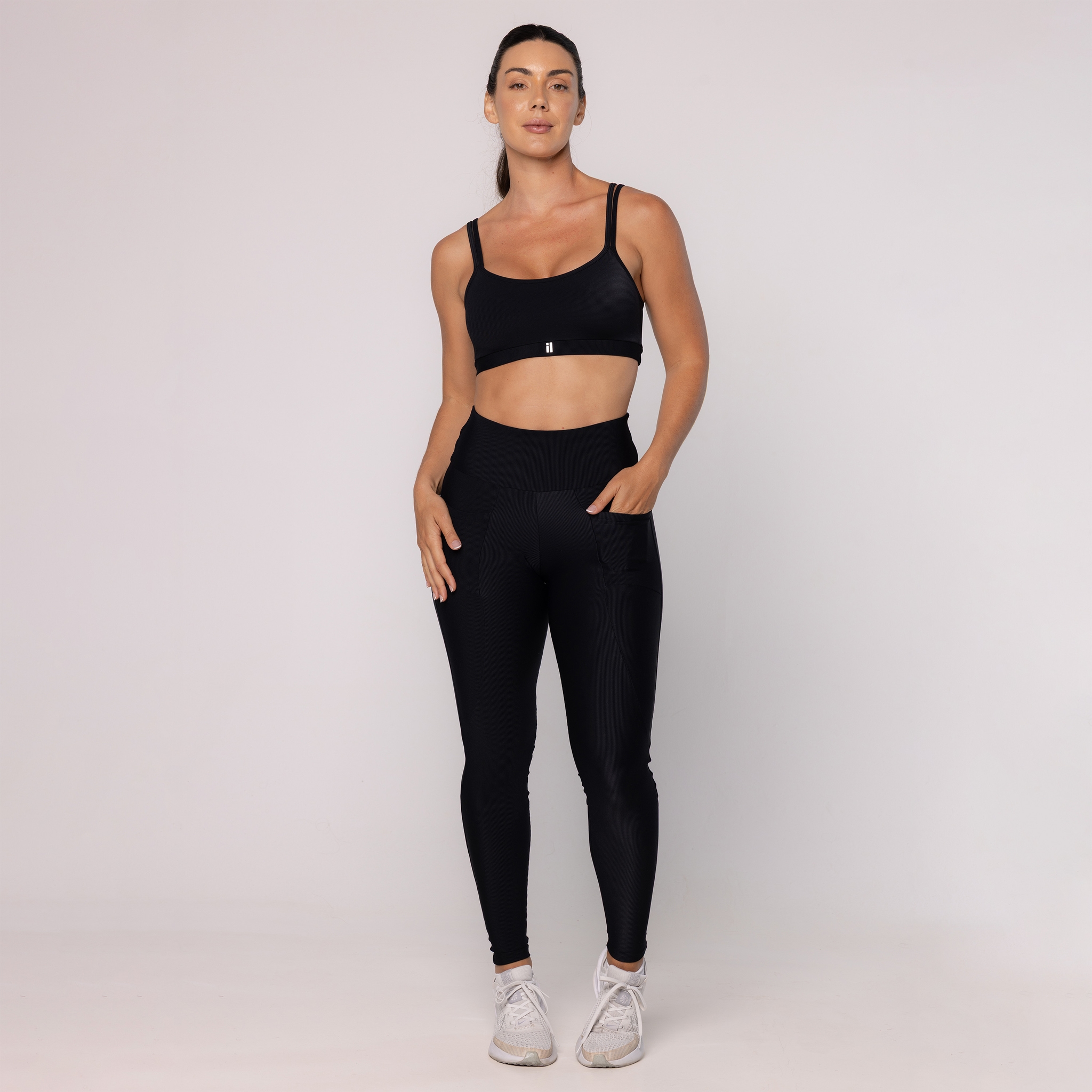 Legging com Recortes e Bolso Canelado - Preto
