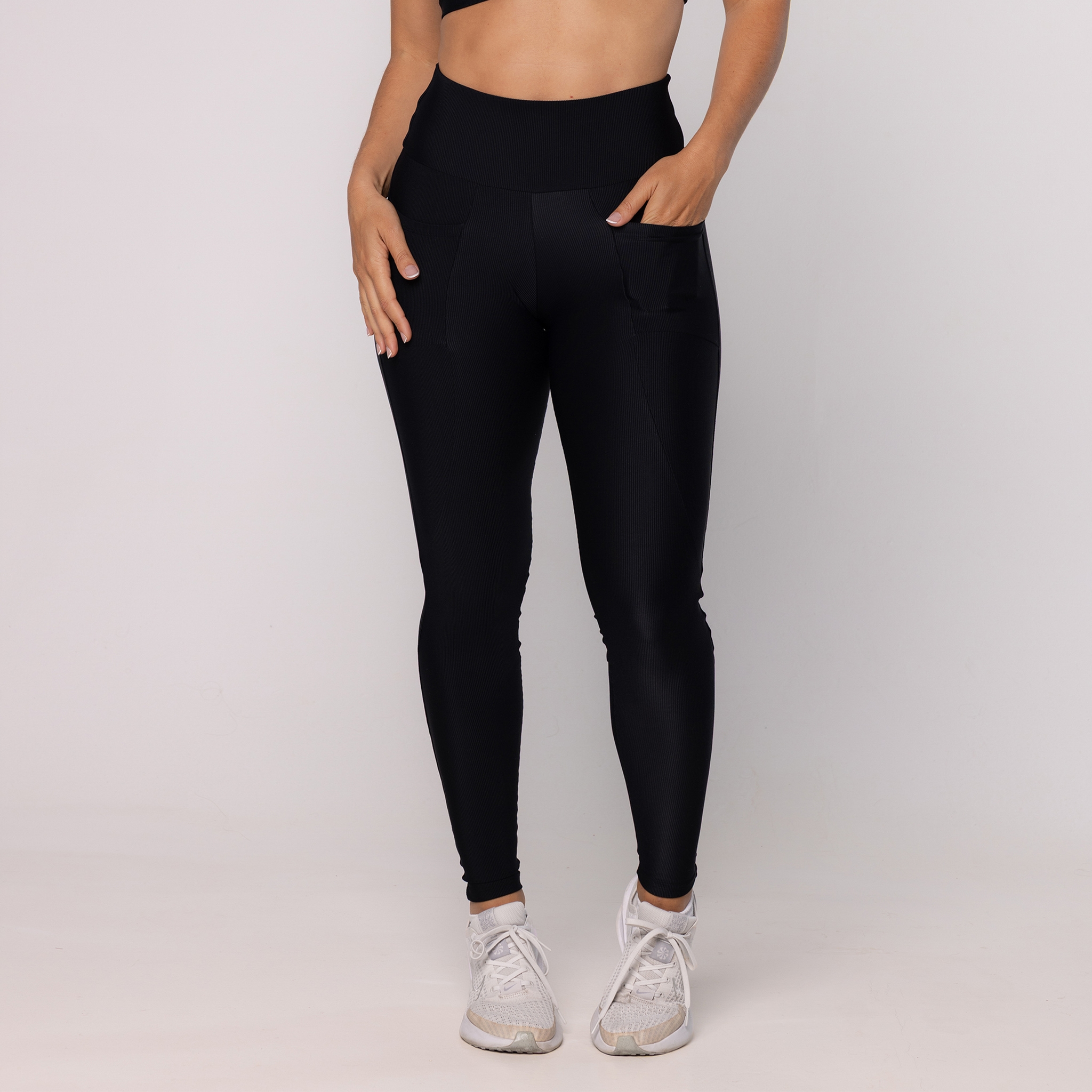 Legging com Recortes e Bolso Canelado - Preto - Preto P Legging com Recortes e Bolso Canelado - Preto - Preto P